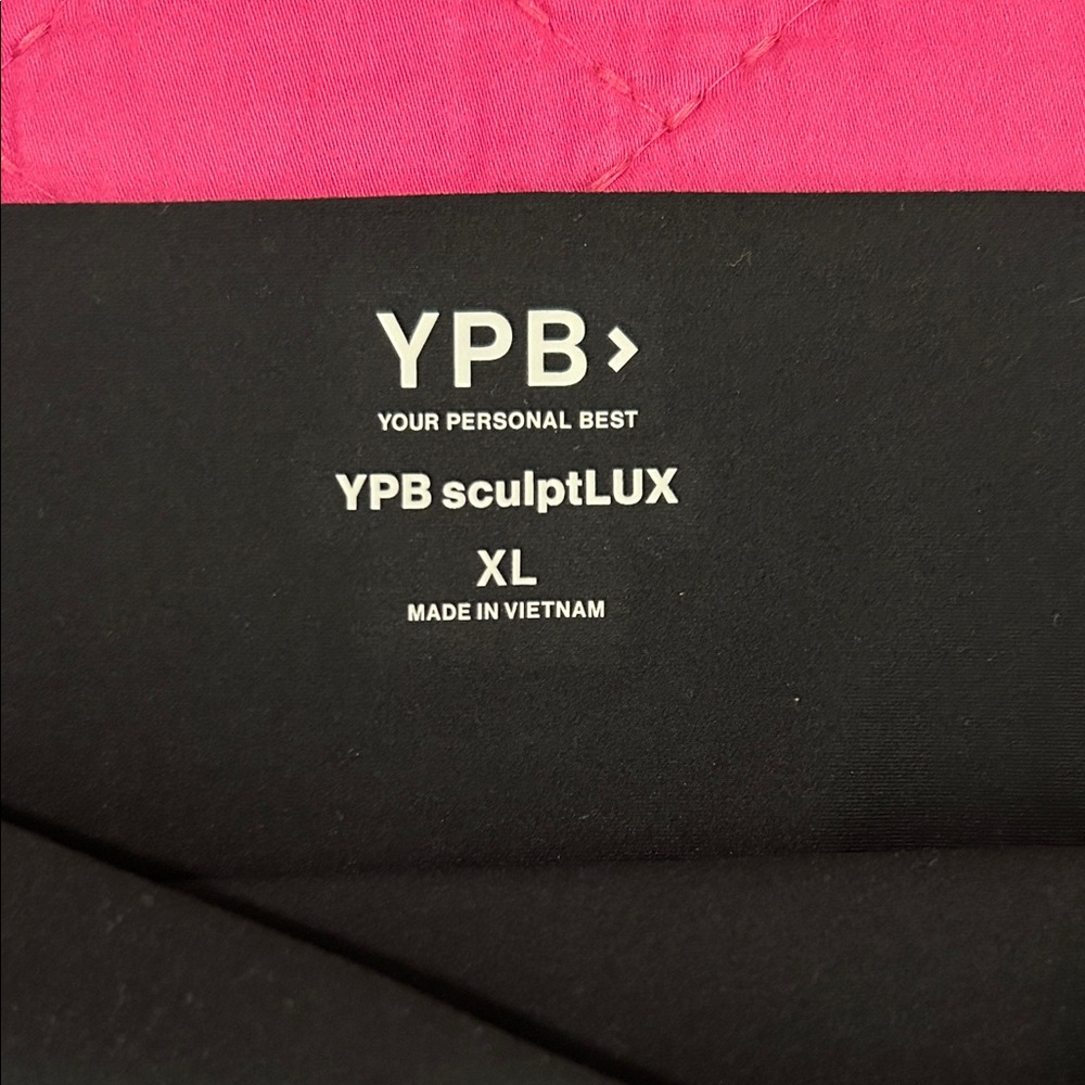 Abercrombie - YPB SculptLUX Capri Leggings in Black